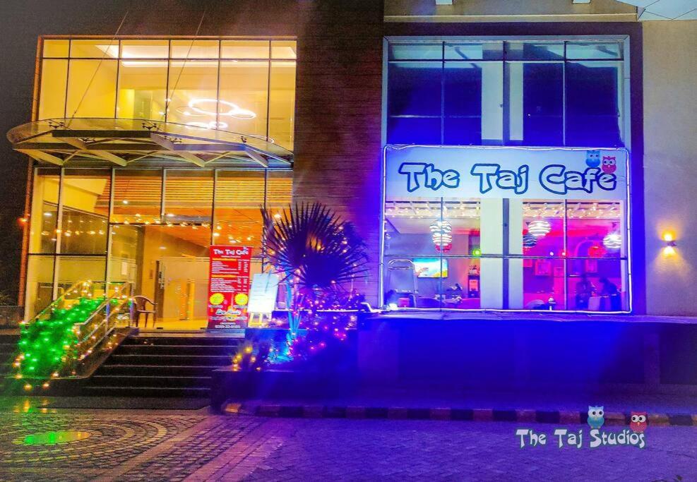 Top Luxury & Couple Friendly Stay Gp By Taj Suites & Studios #New Year Party & Stay Noida Exterior foto